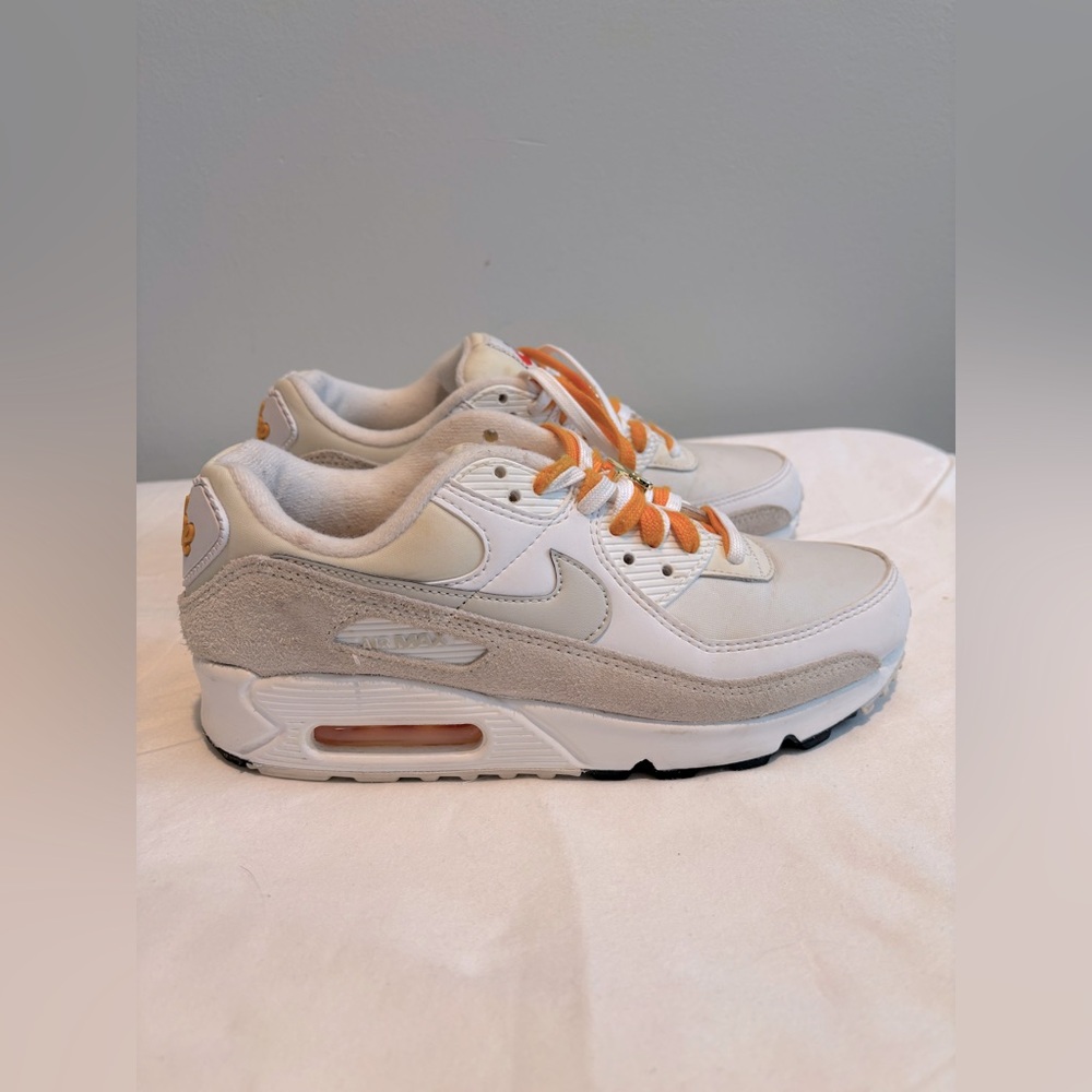 Nike Air Max 90 sneakers in white cream gold with gold lace clips